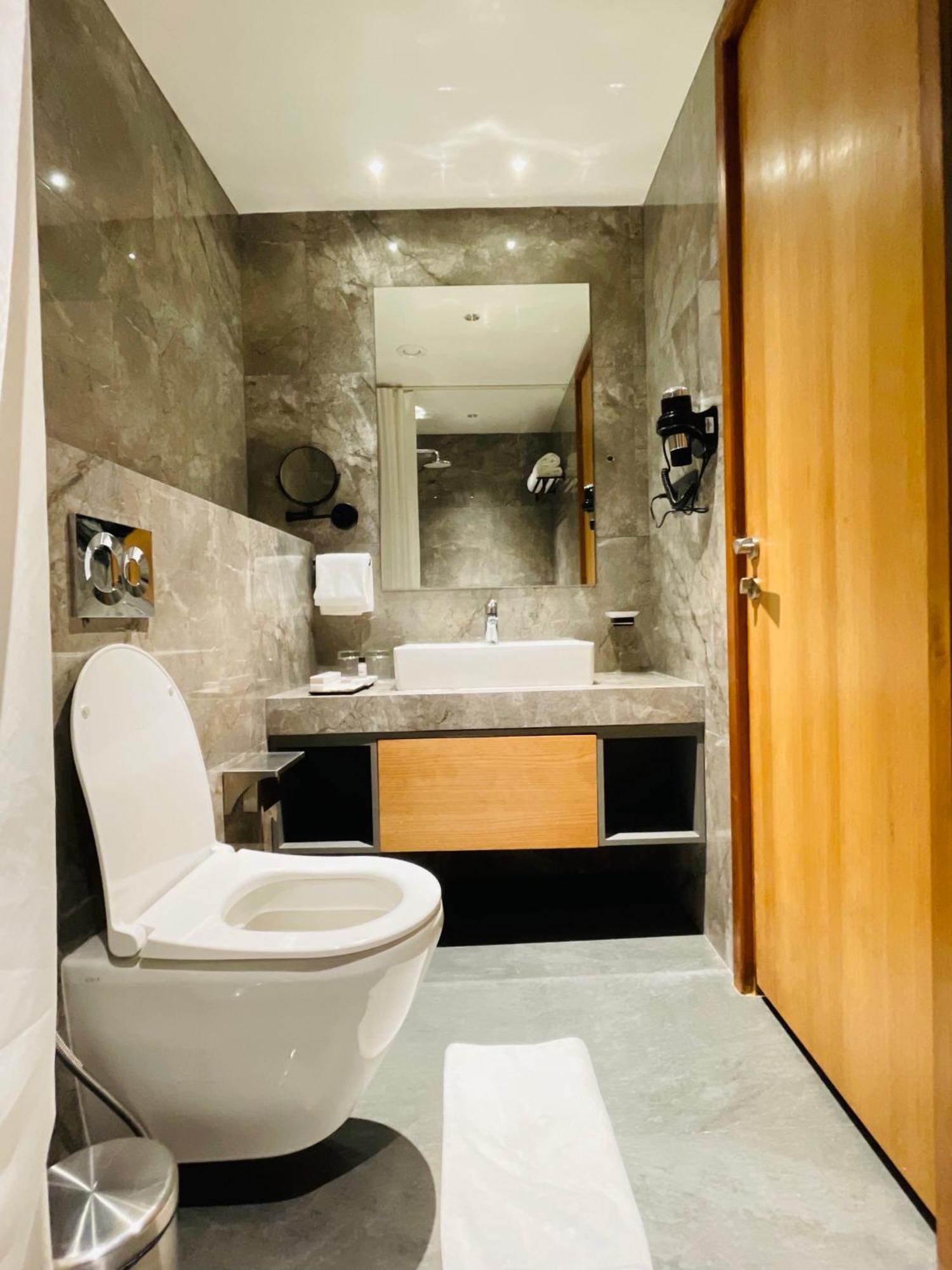 The World Surat Hotel Ngoại thất bức ảnh